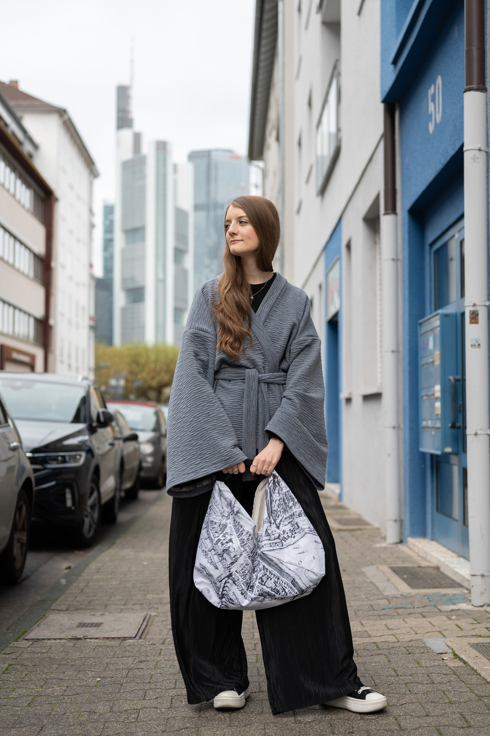 Kimonojacke Ella, Hose Nala aus Plissee, Tasche Mari mit Merianplan