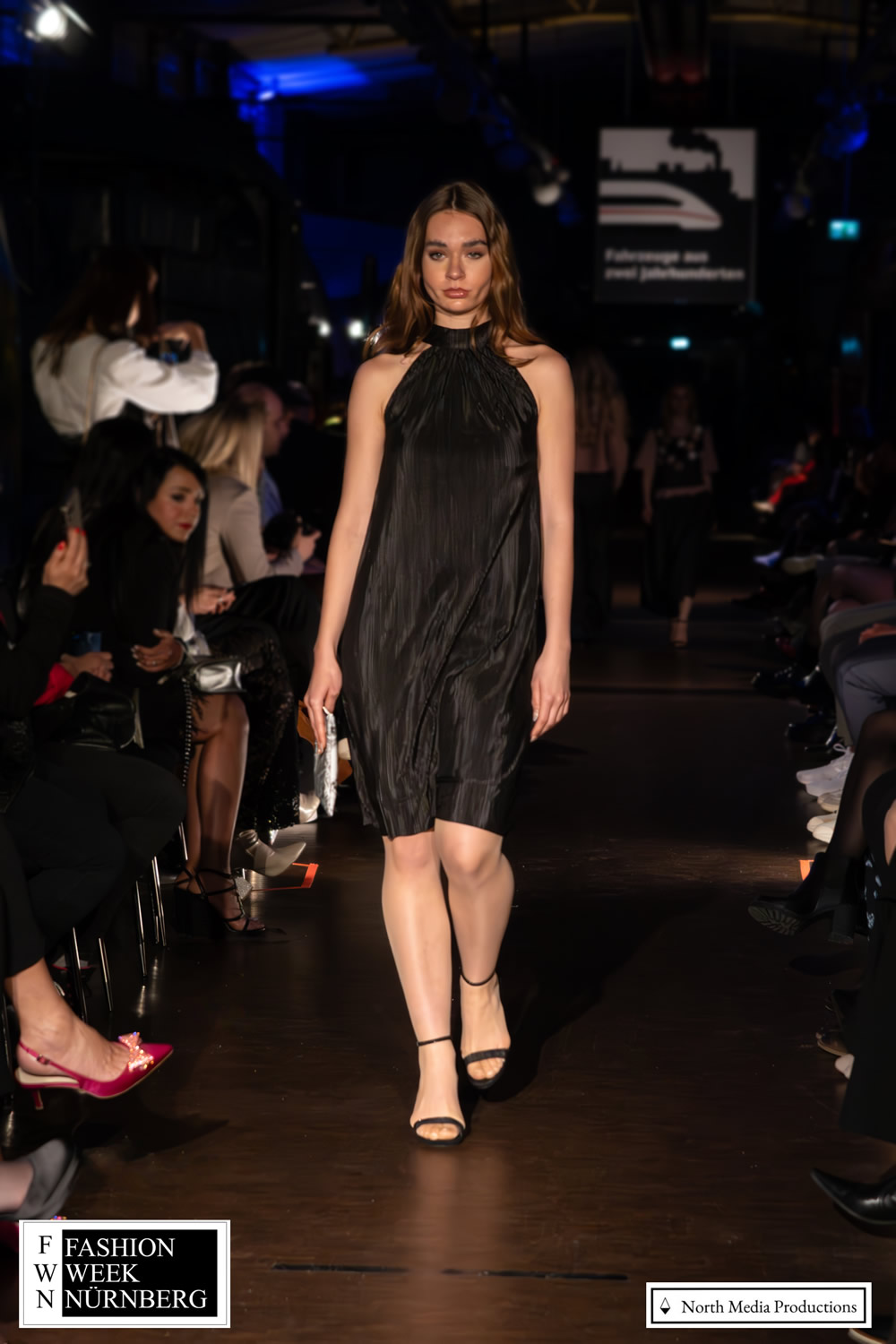 Plisseekleid Nora, Ledertasche FFM