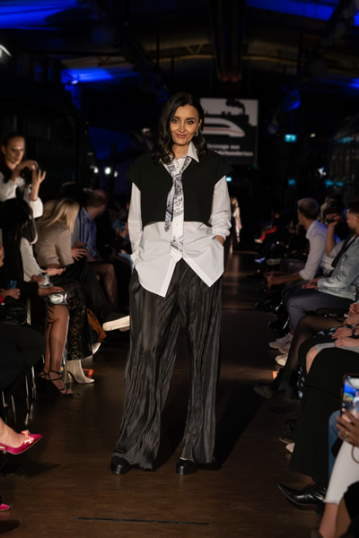 Pullunder Lotta, Bluse Marlene, Hose Nala aus Plissee